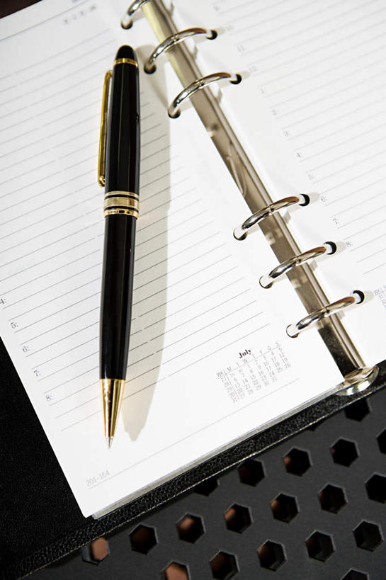 无人,竖图,俯视,室内,特写,白天,桌子,静物,一本,阴影,反射,笔,影子,办公桌,办公用品,钢笔,记事本,文具,本子,笔记本,学习用品,文具用品,一支,彩图,高角度拍摄