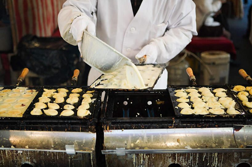 东方人,一个人,厨师,餐厅,站,横图,室内,白天,正面,工作服,制服,烹饪,安全,亚洲,仅一个男性,仅一个人,仅一个中年男性,倒,握,陶瓷,日本料理,料理,食品,防护,陶瓷制品,拿,拿着,注视,黄种人,菜肴,美食,食物,容器,手套,碗,日式料理,观察,看,站着,日式,握着,佳肴,观看,储藏,保护,察看,储存,关注,保险,章鱼烧,章鱼小丸子,保全,周全,安稳,安定,防护手套,章鱼丸,工作制服,章鱼丸子,平安,男人,男性,中年男性,亚洲人,厨师长,厨子,大厨,主厨,站立,半身,彩图,工作套服,餐馆,饭店,饭馆,贮存