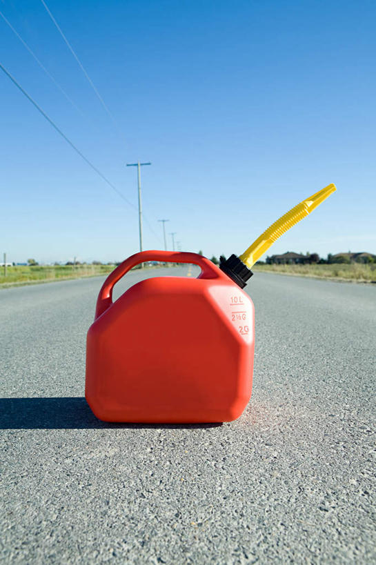 无人,竖图,室外,白天,正面,旅游,度假,草地,草坪,美景,植物,道路,路,路灯,照明,阴影,光线,桶,影子,塑料,地平线,景观,小路,辽阔,灯光,地面,交通,娱乐,灯,草,蓝色,绿色,蓝天,天空,阳光,自然,容器,塑料制品,天,享受,休闲,广阔,景色,放松,能源,晴朗,储藏,一望无际,塑料桶,照亮,燃料,资源,照明设备,储存,自然风光,延伸,能量,汽油,万里无云,天地相交,燃油,无边无际,一马平川,晴空,晴空万里,彩图,贮存,油桶