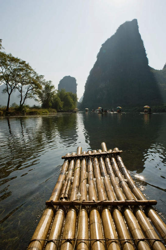 无人,竖图,室外,白天,正面,旅游,度假,湖,湖泊,美景,山,山脉,水,植物,桂林,中国,亚洲,湖面,景观,山峰,水流,水面,山峦,娱乐,树,树木,一个,蓝色,绿色,蓝天,天空,自然,湖水,群山,天,享受,休闲,景色,放松,生长,晴朗,单个,成长,广西,自然风光,东亚,木排,木筏,阳朔,万里无云,广西壮族自治区,中华人民共和国,桂林市,桂,华南地区,阳朔县,晴空,晴空万里,彩图