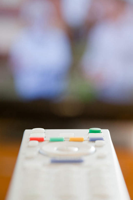 无人,竖图,室内,特写,白天,正面,桌面,桌子,静物,朦胧,模糊,木制,塑料,一个,白色,木制品,塑料制品,遥控器,单个,彩图