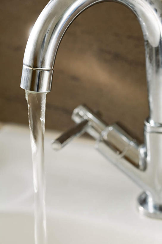 无人,竖图,俯视,室内,特写,白天,零件,电路,水,厨房,关闭,阴影,朦胧,模糊,反射,水槽,水龙头,液体,影子,水滴,水斗,开关,按钮,打开,阀门,开启,闭合,水咀,彩图,高角度拍摄,灶间