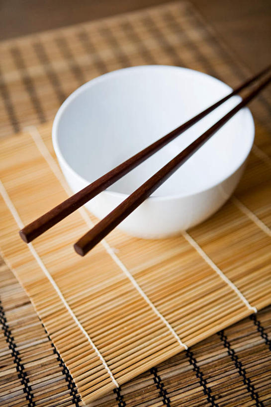 无人,竖图,俯视,室内,特写,白天,筷子,静物,餐具,一双,阴影,竹制,反射,影子,陶瓷,陶瓷制品,文化,传统,白色,容器,碗,储藏,礼节,竹制品,储存,礼仪,寿司帘,寿司席,寿司竹,寿司竹卷,寿司竹席,进餐用具,彩图,高角度拍摄,贮存