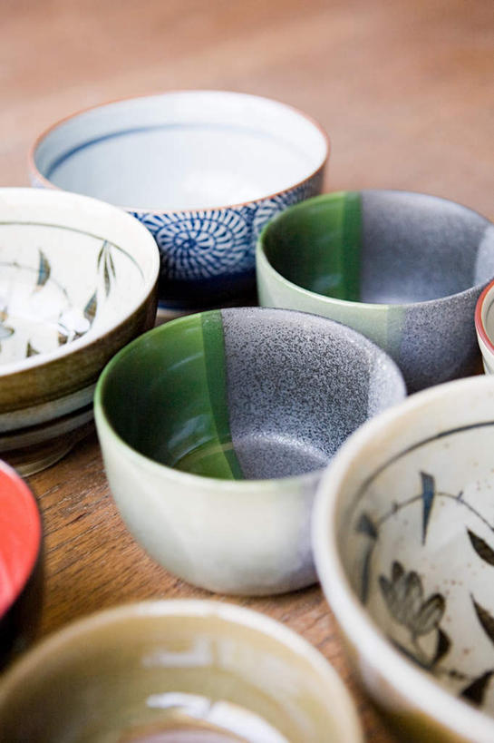 无人,竖图,俯视,室内,特写,白天,桌子,静物,杯子,一排,许多,阴影,整齐,装饰,反射,影子,陶瓷,陶瓷制品,排列,水杯,华丽,修饰,点缀,队列,衬托,美观,雅致,雅观,床上桌,懒人桌,茶杯,彩图,高角度拍摄