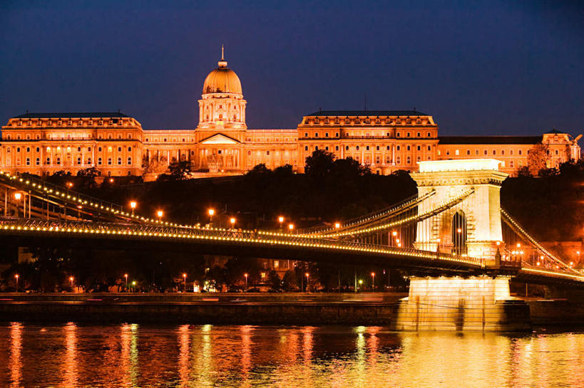 无人,家,宫殿,横图,室外,白天,正面,旅游,度假,河流,水,植物,标志建筑,地标,建筑,路灯,照明,欧洲,匈牙利,阴影,波纹,光线,影子,房屋,屋子,河水,水流,公寓,灯光,涟漪,首都,娱乐,建设,洋房,楼房,住宅,灯,树,树木,蓝色,绿色,倒影,蓝天,水纹,天空,自然,黄昏,波浪,天,享受,休闲,旅游胜地,放松,生长,晴朗,成长,照亮,布达佩斯,倒映,照明设备,中欧,万里无云,水晕,反照,匈牙利共和国,薄暮,链子桥,晴空,晴空万里,彩图,傍晚,房子