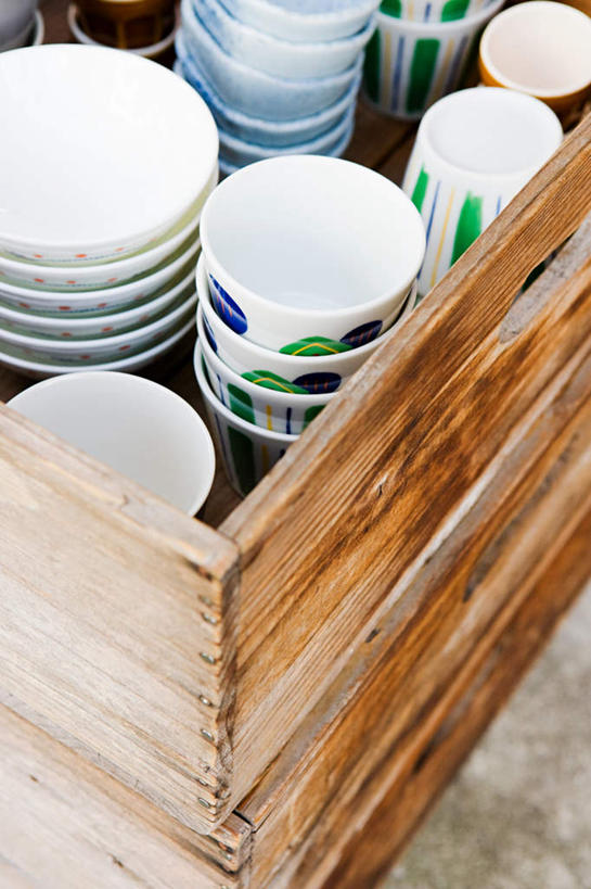 无人,竖图,俯视,室内,特写,白天,静物,杯子,一排,许多,阴影,整齐,反射,木制,木盒,影子,陶瓷,陶瓷制品,很多,排列,一个,木制品,容器,水杯,碗,单个,储藏,堆,储存,队列,茶杯,彩图,高角度拍摄,贮存