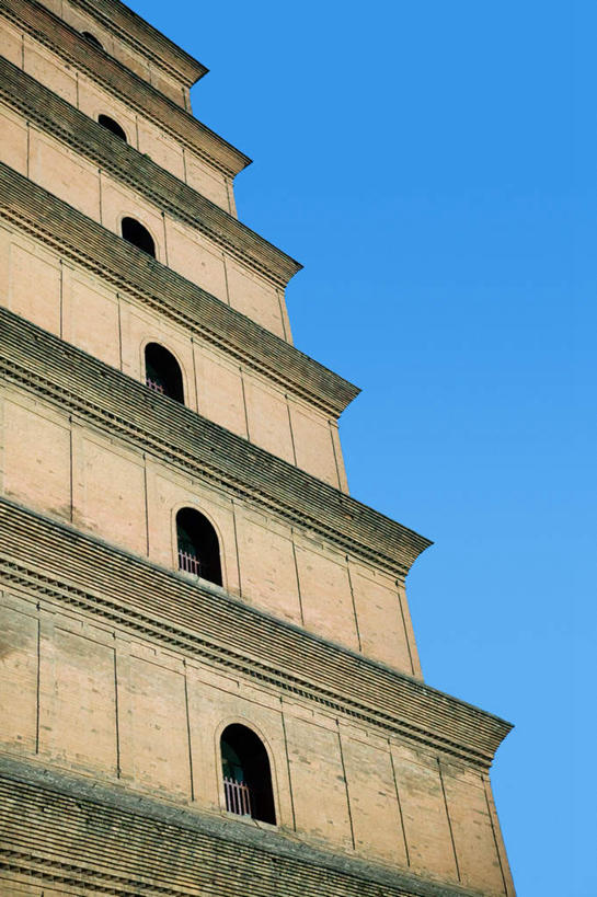 无人,寺庙,竖图,室外,白天,仰视,旅游,度假,名胜古迹,标志建筑,地标,建筑,大雁塔,西安,中国,亚洲,阴影,节日,遗迹,光线,影子,墙,塔,古迹,文化,文物,娱乐,建设,古建筑,宝塔,墙壁,墙面,蓝色,蓝天,天空,阳光,庙宇,天,祈祷,享受,休闲,健康,旅游胜地,放松,许愿,宗教,佛教,信仰,晴朗,纪念,祈求,古文明,东亚,陕西,陕西省,西安市,万里无云,中华人民共和国,省会,西北地区,陕,释教,浮图,浮屠,曲江新区,平安,晴空,晴空万里,彩图,低角度拍摄,庙,寺