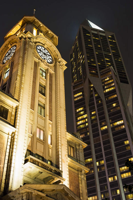 无人,高楼大厦,竖图,室外,夜晚,仰视,度假,美景,城市风光,城市,大厦,建筑,摩天大楼,夜景,上海,中国,亚洲,阴影,时间,光线,时钟,影子,景观,钟楼,灯光,计时,娱乐,钟表,人民广场,享受,休闲,表,景色,放松,申,黄浦区,东亚,上海市,中华人民共和国,沪,华东地区,塔钟,上海人民广场,钟,彩图,低角度拍摄,大楼,高层建筑,高楼,摩天楼