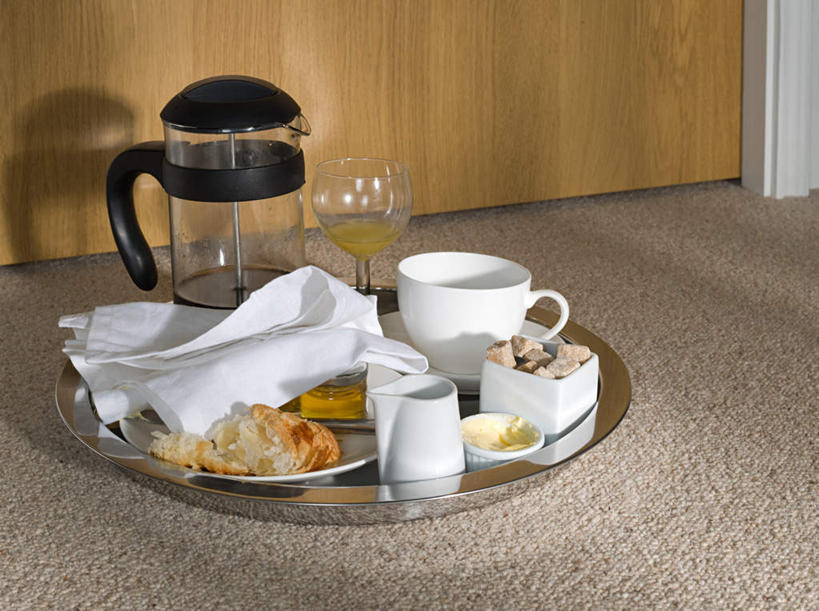 点心,面包,果汁,咖啡,无人,宾馆,横图,俯视,室内,特写,白天,幸福,地毯,卧室,杯子,餐具,阴影,装饰,编织,反射,瓷器,碟子,盘,影子,手工艺品,墙,食品,面点,咖啡杯,陶瓷制品,织物,饮品,娱乐,墙壁,墙面,食物,糕点,饮料,盘子,工艺品,碟,享受,休闲,温馨,放松,乐趣,华丽,修饰,点缀,提神,舒适,可口,瓷杯,醒脑,衬托,美观,雅致,雅观,软饮料,适口,彩图,高角度拍摄,睡房,卧房,客店,客栈,旅店,旅馆,旅舍,汽车旅馆