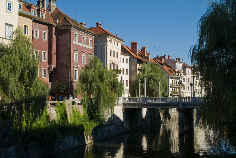 无人,家,横图,室外,白天,正面,度假,河流,美景,水,植物,城市风光,城市,欧洲,斯洛文尼亚,一排,阴影,波纹,整齐,光线,影子,房屋,屋子,河水,景观,水流,涟漪,首都,娱乐,楼房,住宅,树,树木,排列,蓝色,绿色,倒影,蓝天,水纹,天空,阳光,自然,波浪,天,享受,休闲,景色,放松,生长,晴朗,成长,倒映,队列,中欧,万里无云,水晕,斯洛文尼亚共和国,卢布尔雅那,反照,晴空,晴空万里,彩图,房子