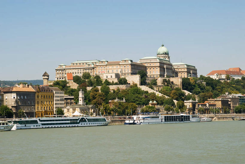 无人,横图,室外,白天,正面,旅游,度假,名胜古迹,沙滩,植物,标志建筑,地标,建筑,轮船,船,欧洲,匈牙利,遗迹,沙子,堡垒,城堡,海岸,沙地,首都,古迹,文物,娱乐,建设,古建筑,树,树木,蓝色,绿色,蓝天,天空,自然,交通工具,天,享受,休闲,旅游胜地,放松,生长,晴朗,成长,布达佩斯,要塞,载具,古文明,中欧,城堡山,万里无云,匈牙利共和国,布达城堡,设防,布达佩斯城堡山,海滩,晴空,晴空万里,彩图