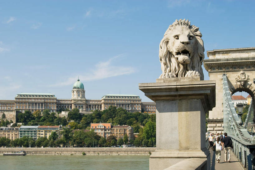 西方人,两个人,走,横图,室外,白天,仰视,爱情,度假,河流,美景,水,植物,城市风光,城市,哺乳动物,野生动物,狮子,雕塑,欧洲,匈牙利,欧洲人,阴影,服装,朦胧,模糊,艺术,装饰,光线,雕刻,雕像,影子,堡垒,城堡,河水,景观,水流,云,云朵,桥,首都,浪漫,云彩,注视,休闲装,娱乐,石雕,树,树木,一只,衣服,蓝色,绿色,白云,蓝天,天空,阳光,自然,动物,工艺品,天,观察,看,趴着,享受,休闲,温暖,温馨,休闲服,景色,恩爱,放松,恋人,服饰,吊桥,生长,晴朗,成长,观看,纪念,人行桥,悬索桥,美术,和睦,察看,布达佩斯,要塞,关注,主题,吊杆,凶猛,陈列,中欧,功能,美学,匈牙利共和国,锚锭,悬索,设防,链子桥,残暴,凶残,男人,男性,年轻男性,年轻女性,女人,女性,白种人,情侣,晴空,步行,趴,散步,走路,彩图,低角度拍摄,全身,伴侣,融洽