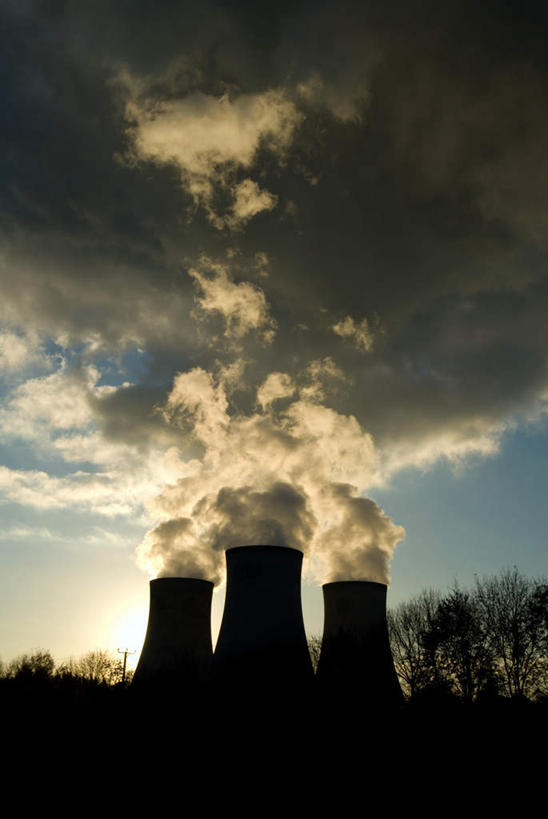 无人,家,工厂,竖图,室外,白天,仰视,度假,烟囱,草地,草坪,美景,日落,植物,城市风光,城市,英国,欧洲,房屋,屋子,景观,晚霞,霞光,烟雾,落日,背光,娱乐,楼房,住宅,草,树,树木,绿色,自然,黄昏,享受,休闲,发电站,景色,彩霞,放松,生长,成长,污染,西欧,大不列颠,逆光,牛津,世界文化遗产,大不列颠及北爱尔兰联合王国,传染,大不列颠联合王国,日不落英帝国,牛津市,夕照,夕阳,彩图,低角度拍摄,房子,工地,制造厂,斜阳