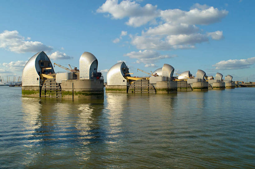 无人,横图,室外,白天,正面,旅游,度假,河流,水,标志建筑,地标,建筑,英国,欧洲,一排,阴影,整齐,光线,影子,河水,水流,云,云朵,云彩,娱乐,建设,排列,蓝色,白云,倒影,蓝天,天空,阳光,天,享受,休闲,旅游胜地,放松,晴朗,倒映,西欧,队列,大不列颠,修建,大不列颠及北爱尔兰联合王国,修筑,大不列颠联合王国,日不落英帝国,反照,水闸,泰晤士河水闸,晴空,彩图