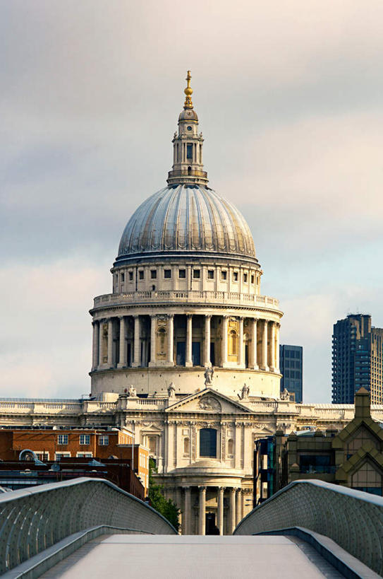 无人,教堂,竖图,室外,白天,正面,旅游,度假,石头,标志建筑,地标,建筑,英国,欧洲,伦敦,阴影,节日,光线,石子,影子,云,云朵,桥,首都,云彩,文化,娱乐,建设,石桥,拱桥,栈桥,蓝色,白云,蓝天,天空,阳光,天,祈祷,享受,休闲,健康,旅游胜地,放松,许愿,宗教,信仰,拱形,晴朗,纪念,人行桥,石拱桥,祈求,基督教,西欧,天主教,信念,雾都,千禧桥,伦敦千禧桥,平安,石块,晴空,彩图,大教堂,礼拜堂