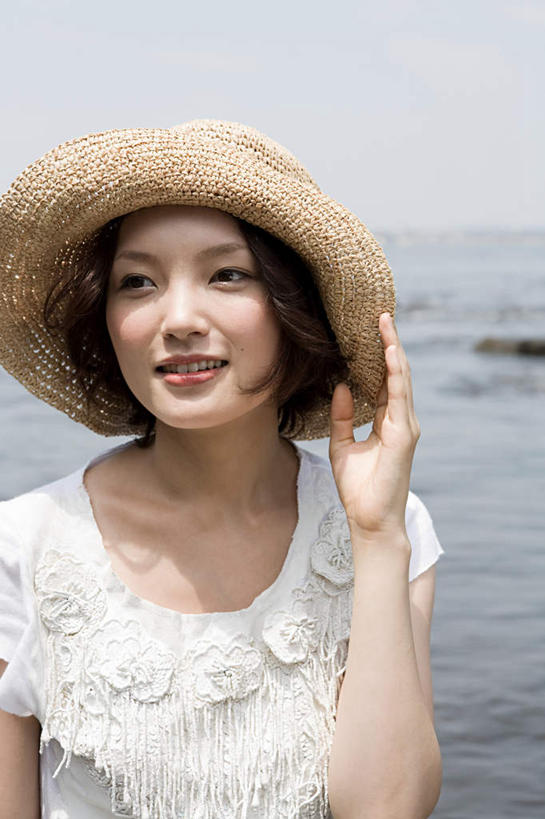 东方人,一个人,站,笑,微笑,竖图,室外,白天,正面,海浪,海洋,帽子,神奈川,日本,亚洲,仅一个年轻女性,仅一个女性,仅一个人,握,阴影,服装,光线,影子,浪花,水平线,辽阔,海平线,神奈川县,注视,休闲装,黄种人,衣服,蓝色,蓝天,天空,阳光,海水,遮阳帽,天,观察,看,站着,休闲,广阔,休闲服,握着,服饰,晴朗,观看,一望无际,察看,关注,海景,东亚,本州,万里无云,关东地方,本州岛,日本国,一顶,藤泽,藤泽市,无边无际,一马平川,年轻女性,女人,女性,亚洲人,大海,风浪,海,海水的波动,近岸浪,涌浪,晴空,晴空万里,站立,半身,彩图,水天相接,水天一线