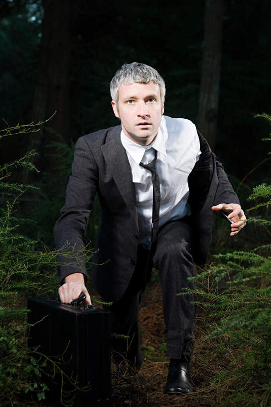 西方人,一个人,商务人士,商务男性,蹲,竖图,室外,白天,正面,衬衫,草地,草坪,植物,道路,路,欧洲,欧洲人,仅一个男性,仅一个人,仅一个中年男性,握,阴影,套装,光线,包,公文包,影子,小路,领带,交通,注视,草,树,树木,一个,蓝色,绿色,蓝天,天空,阳光,自然,天,观察,看,小心,握着,生长,晴朗,单个,成长,公事包,观看,察看,关注,商务装,工薪阶层,警惕,万里无云,谨慎,男人,男性,中年男性,白种人,白领,上班族,晴空,晴空万里,蹲着,彩图,全身,衬衣