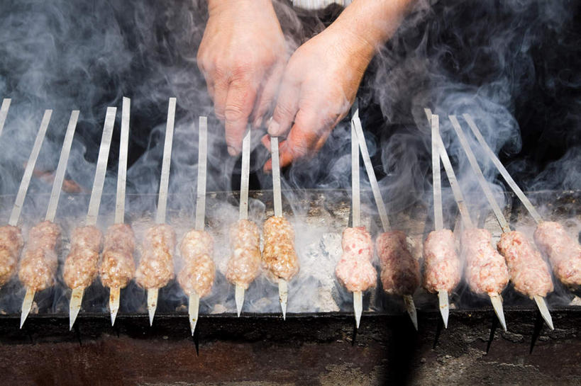 东方人,手,一个人,站,横图,俯视,室外,特写,白天,度假,烧烤,美景,城市风光,城市,乌兹别克斯坦,亚洲,双手,仅一个男性,仅一个人,一排,许多,握,朦胧,模糊,整齐,景观,肉,料理,烤架,烤肉,拿,拿着,黄种人,娱乐,羊肉,肉类,竹签,排列,仅一个年轻男性,站着,享受,休闲,手部,铁架,景色,放松,握着,中亚,队列,肉食,取食签,乌兹别克斯坦共和国,撒马尔罕,撒马尔罕州,男人,男性,年轻男性,亚洲人,站立,半身,彩图,高角度拍摄