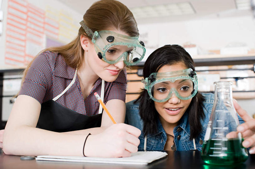 西方人,两个人,伙伴,朋友,学生,栏杆,坐,笑,微笑,露齿笑,横图,室内,白天,正面,友谊,安全,实验,仪器,天花板,桌子,照明,欧洲,非洲,黑人,欧洲人,握,服装,研究,透明,分析,化学,测试,笔,烧瓶,眼镜,液体,围栏,灯光,办公用品,防护,记事本,注视,休闲装,书桌,护栏,顶灯,玻璃制品,灯,文具,一个,衣服,绿色,本子,笔记本,玻璃瓶,课桌,瓶子,铅笔,学习用品,灯具,观察,看,休闲,同学,休闲服,器皿,握着,服饰,单个,观看,护目镜,保护,文具用品,照亮,一支,察看,书写,照明设备,校友,关注,保险,玻璃仪器,试验耗材,实验用品,平底烧瓶,保全,周全,安稳,安定,同窗,学友,两幅,安全防护眼镜,誊写,平安,友情,年轻女性,女人,女性,白种人,非洲人,坐着,半身,彩图,防护眼镜