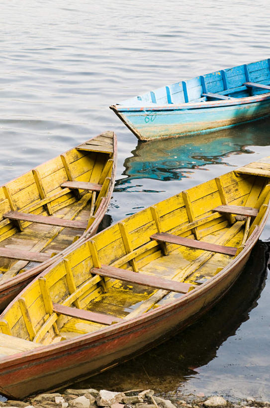 无人,竖图,俯视,室外,白天,度假,河流,美景,水,城市风光,城市,船,印度,亚洲,停靠,阴影,波纹,光线,影子,河水,景观,水流,木船,涟漪,娱乐,倒影,水纹,阳光,交通工具,波浪,享受,休闲,景色,放松,倒映,舟,停泊,载具,南亚,三艘,印度共和国,水晕,北方邦,反照,瓦拉纳西,贝拿勒斯,彩图,高角度拍摄