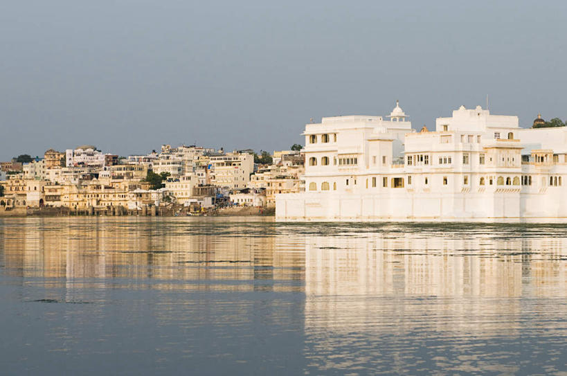 无人,家,宫殿,横图,室外,白天,正面,旅游,度假,湖,湖泊,名胜古迹,水,植物,标志建筑,地标,建筑,印度,亚洲,阴影,波纹,遗迹,光线,影子,房屋,屋子,湖面,水流,水面,云,云朵,涟漪,云彩,古迹,文物,娱乐,建设,古建筑,楼房,住宅,树,树木,蓝色,绿色,白云,倒影,蓝天,水纹,天空,阳光,自然,波浪,湖水,天,享受,休闲,旅游胜地,放松,生长,晴朗,成长,倒映,南亚,古文明,拉贾斯坦邦,拉贾斯坦,印度共和国,水晕,反照,乌代浦,湖上皇宫,晴空,彩图,房子