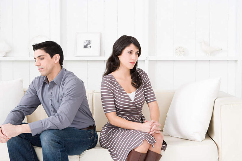 西方人,两个人,家庭,夫妻,客厅,坐,横图,室内,白天,正面,爱情,沙发,欧洲,欧洲人,服装,生气,墙,浪漫,注视,休闲装,墙壁,墙面,衣服,白色,观察,看,休闲,温暖,温馨,一家人,休闲服,恩爱,恋人,服饰,观看,和睦,察看,起居室,气愤,关注,挂画,布艺沙发,负气,怄气,客堂,男人,男性,女人,女性,中年男性,中年女性,白种人,夫妇,情侣,坐着,半身,彩图,伴侣,融洽