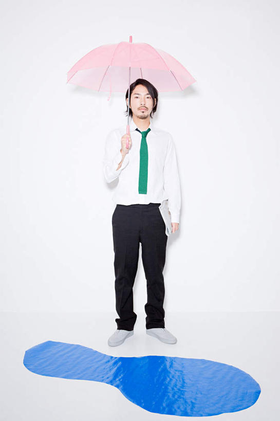 东方人,一个人,商务人士,商务男性,站,竖图,室内,白天,白色背景,正面,衬衫,亚洲,仅一个男性,仅一个人,一把,撑,套装,伞,雨伞,塑胶,领带,注视,黄种人,阳伞,仅一个年轻男性,蓝色,垫子,观察,看,站着,摄影,塑胶制品,影棚,观看,察看,撑着,关注,商务装,工薪阶层,水坑,男人,男性,年轻男性,亚洲人,白领,上班族,站立,彩图,全身,影棚拍摄,衬衣,拍摄