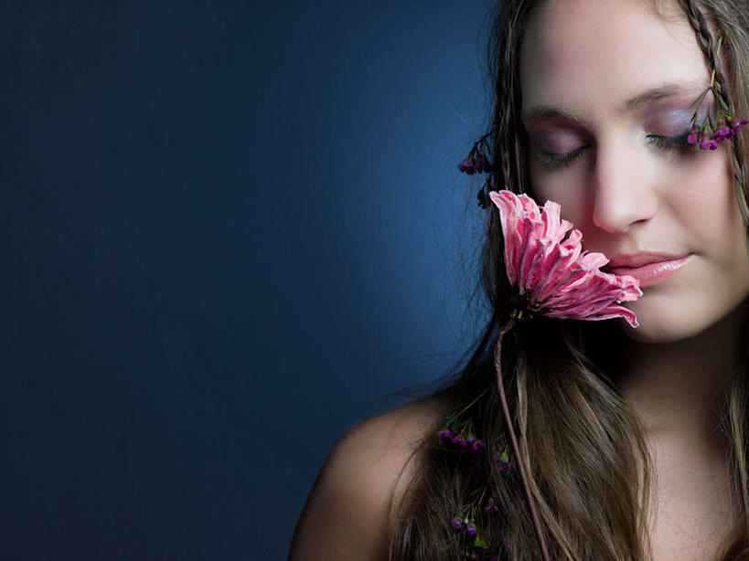 西方人,脸,头,脸颊,睫毛,头发,一个人,站,闭眼,笑,微笑,横图,室内,特写,白天,正面,爱情,欧洲,欧洲人,仅一个年轻女性,仅一个女性,仅一个人,阴影,蓝色背景,盛开,反射,影子,棕色,花蕾,闻,裸露,肩膀,花,花瓣,花朵,鲜花,一朵,花苞,花蕊,站着,假睫毛,菊花,摄影,影棚,吉祥,嗅,裸,高洁,长寿,怀恋,清净,真情,寿客,秋菊,尤物,年轻女性,女人,女性,白种人,头部,长发,卷发,睫,脸部,脸蛋,面部,眼睫毛,闭眼睛,闭着眼,闭着眼睛,站立,半身,彩图,影棚拍摄,拍摄,佳丽,丽人,美人