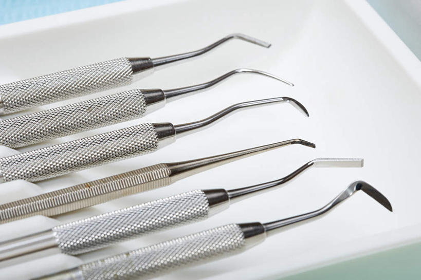 无人,医院,横图,俯视,室内,特写,白天,镜子,静物,一排,许多,朦胧,模糊,锐利,整齐,反射,刀具,排列,刀,镜像,锋利,手术刀,尖锐,镜面,队列,牙科,医疗器械,反射镜,尖利,医疗机构,光学,犀利,厉害,医疗用具,彩图,高角度拍摄,病院,诊所