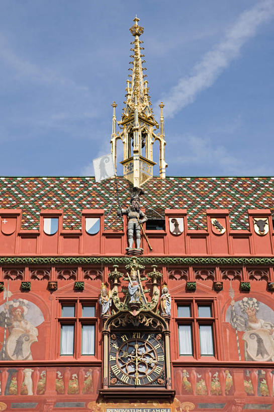 无人,家,竖图,室外,白天,仰视,度假,绘画,美景,窗户,城市风光,城市,建筑,瑞士,欧洲,阴影,艺术,装饰,光线,瓦片,影子,房屋,墙,屋顶,屋子,景观,云,云朵,云彩,顶棚,瓦,文化,娱乐,楼房,玻璃窗,壁画,墙壁,墙面,住宅,蓝色,白云,蓝天,天空,阳光,天,享受,休闲,景色,放松,建造,晴朗,华丽,修饰,点缀,中欧,屋瓦,衬托,美观,雅致,雅观,瑞士联邦,巴塞尔城市州,晴空,画画,彩图,低角度拍摄,房子