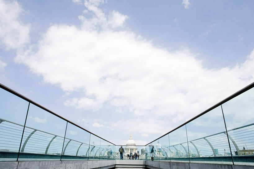 无人,教堂,横图,室外,白天,正面,旅游,度假,石头,标志建筑,地标,建筑,英国,欧洲,伦敦,阴影,节日,光线,石子,影子,云,云朵,桥,首都,云彩,文化,娱乐,建设,石桥,拱桥,栈桥,蓝色,白云,蓝天,天空,阳光,天,祈祷,享受,休闲,健康,旅游胜地,放松,许愿,宗教,信仰,拱形,晴朗,纪念,人行桥,石拱桥,祈求,基督教,西欧,天主教,信念,雾都,千禧桥,伦敦千禧桥,平安,石块,晴空,彩图,大教堂,礼拜堂