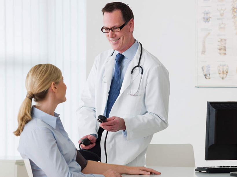 西方人,两个人,医生,病人,坐,笑,微笑,露齿笑,横图,室内,白天,正面,工作服,制服,欧洲,欧洲人,一副,测量,眼镜,刻度,墙,领带,注视,相视,墙壁,墙面,一个,白色,听诊器,观察,看,医护人员,医疗人员,面对面,单个,观看,测量工具,对视,察看,医疗设备,血压计,互视,关注,病患,医疗器械,相对,医疗工具,近视眼镜,相看,量具,量仪,血压表,工作制服,检测工具,男人,男性,女人,女性,中年男性,中年女性,白种人,大夫,患者,就医者,坐着,半身,彩图,工作套服