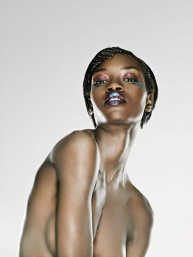 西方人,一个人,闭眼,竖图,室内,白天,白色背景,正面,欧洲,非洲,黑人,欧洲人,仅一个年轻女性,仅一个女性,仅一个人,裸露,摄影,影棚,赤裸,裸,尤物,年轻女性,女人,女性,非洲人,闭眼睛,闭着眼,闭着眼睛,抬头,仰头,半身,彩图,影棚拍摄,拍摄,佳丽,美人