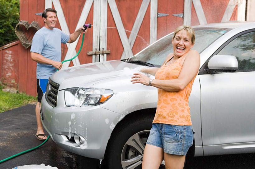 西方人,中年人,两个人,家庭,夫妻,家,站,笑,微笑,露齿笑,横图,室外,白天,正面,爱情,安全,水,植物,镜子,汽车,照明,欧洲,欧洲人,一辆,握,飞溅,服装,溅,反射,液体,塑料,房屋,屋子,水滴,公寓,浪漫,拿,拿着,注视,休闲装,水管,洋房,楼房,住宅,车,灯,水珠,树,树木,衣服,绿色,自然,塑料制品,灯具,交通工具,轿车,观察,看,站着,休闲,温暖,温馨,一家人,休闲服,恩爱,握着,恋人,服饰,后视镜,生长,成长,观看,照亮,软管,镜像,和睦,察看,生命,镜面,照明设备,关注,喷洒,载具,前照灯,前大灯,车前灯,光学,侧视镜,男人,男性,女人,女性,中年男性,中年女性,白种人,夫妇,情侣,站立,半身,彩图,房子,伴侣,融洽