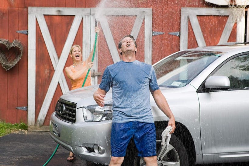 西方人,中年人,两个人,家庭,夫妻,家,站,笑,大笑,横图,室外,白天,正面,爱情,兴奋,安全,水,镜子,汽车,照明,欧洲,欧洲人,一辆,握,飞溅,服装,溅,反射,液体,塑料,房屋,屋子,水滴,公寓,浪漫,拿,拿着,注视,休闲装,水管,洋房,楼房,住宅,车,灯,水珠,衣服,塑料制品,灯具,交通工具,轿车,观察,看,站着,张嘴,休闲,温暖,温馨,一家人,休闲服,恩爱,握着,恋人,服饰,后视镜,观看,照亮,软管,镜像,和睦,察看,生命,镜面,照明设备,关注,喷洒,载具,张大嘴巴,前照灯,前大灯,车前灯,光学,哈哈大笑,侧视镜,男人,男性,女人,女性,中年男性,中年女性,白种人,夫妇,情侣,张开嘴,站立,半身,彩图,高兴,狂笑,房子,伴侣,融洽