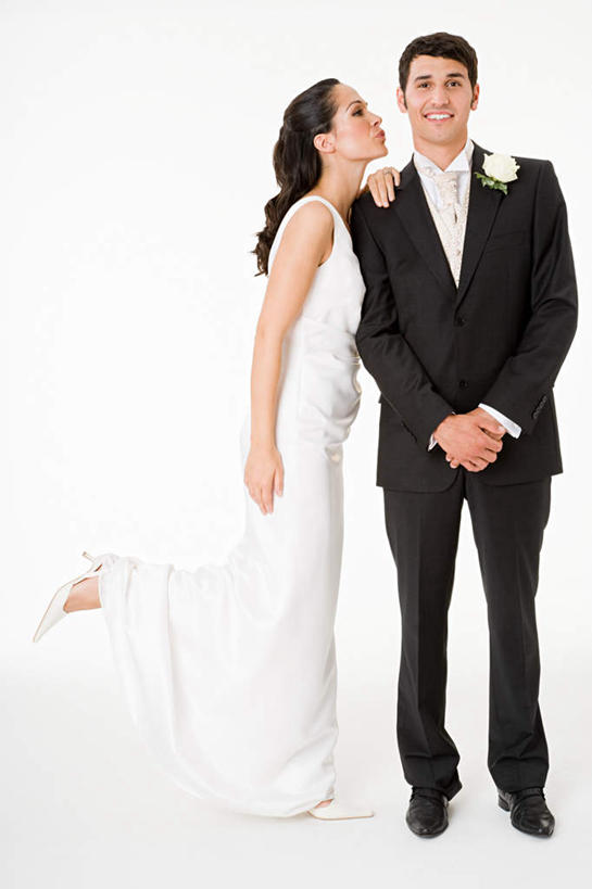 西方人,两个人,家庭,夫妻,新娘,新郎,站,笑,微笑,露齿笑,竖图,室内,白天,白色背景,正面,婚纱,衬衫,西装,爱情,婚礼,快乐,幸福,纯洁,热情,玫瑰,欧洲,欧洲人,套装,正装,庆祝,盛开,玫瑰花,领带,结婚,浪漫,花蕾,依偎,注视,职业装,花,花瓣,花朵,鲜花,花苞,花蕊,观察,看,靠,靠着,倚靠,站着,温暖,温馨,喜庆,一家人,恩爱,恋人,摄影,影棚,观看,纪念,和睦,察看,倚着,关注,感动,依附,依赖,投靠,尊敬,天真,刺玫花,徘徊花,男人,男性,年轻男性,年轻女性,女人,女性,白种人,年轻人,夫妇,情侣,站立,彩图,全身,影棚拍摄,衬衣,婚礼服,礼服,高兴,拍摄,伴侣,融洽