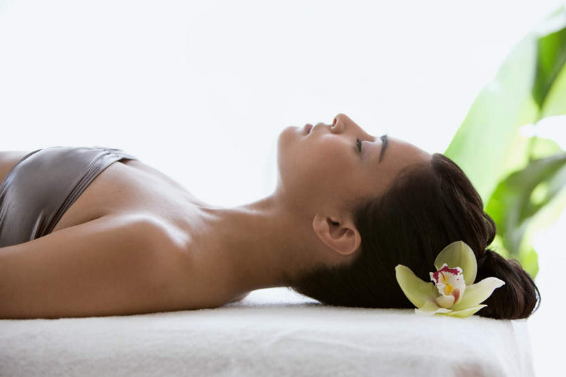 西方人,躺,闭眼,睡,横图,室内,白天,侧面,植物,床,叶子,欧洲,欧洲人,服装,盛开,盆栽,墙,绿叶,床单,盆景,花蕾,被子,墙壁,墙面,花,花瓣,花朵,鲜花,一朵,衣服,绿色,白色,自然,抹胸,花苞,花蕊,嫩叶,服饰,单人床,生长,成长,高雅,被单,衣着,穿着,淡泊,花中君子,衣饰,尤物,卧着,兰花,白种人,叶,叶片,闭眼睛,闭着眼,闭着眼睛,困,困觉,寝息,睡觉,躺着,卧,半身,彩图,佳丽,丽人,美人