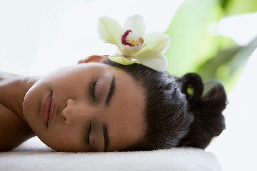 西方人,脸,头,脸颊,头发,一个人,躺,闭眼,横图,室内,特写,白天,正面,植物,床,叶子,欧洲,欧洲人,仅一个年轻女性,仅一个女性,仅一个人,阴影,朦胧,模糊,盛开,反射,盆栽,影子,墙,绿叶,床单,盆景,花蕾,被子,肩膀,墙壁,墙面,花,花瓣,花朵,鲜花,一朵,绿色,白色,黑色,自然,花苞,花蕊,嫩叶,单人床,生长,成长,盘发,高雅,被单,淡泊,花中君子,尤物,卧着,兰花,年轻女性,女人,女性,白种人,头部,长发,脸部,脸蛋,面部,叶,叶片,闭眼睛,闭着眼,闭着眼睛,躺着,卧,半身,彩图,佳丽,丽人,美人