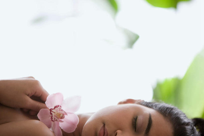 西方人,脸,头,脸颊,一个人,闭眼,横图,室内,特写,白天,侧面,植物,床,叶子,欧洲,欧洲人,仅一个年轻女性,仅一个女性,仅一个人,阴影,朦胧,模糊,盛开,反射,盆栽,影子,绿叶,床单,盆景,花蕾,被子,裸露,肩膀,花,花瓣,花朵,鲜花,一朵,粉色,绿色,自然,花苞,花蕊,趴着,嫩叶,单人床,生长,成长,高雅,被单,裸,淡泊,花中君子,尤物,兰花,年轻女性,女人,女性,白种人,头部,脸部,脸蛋,面部,叶,叶片,闭眼睛,闭着眼,闭着眼睛,趴,半身,彩图,佳丽,丽人,美人