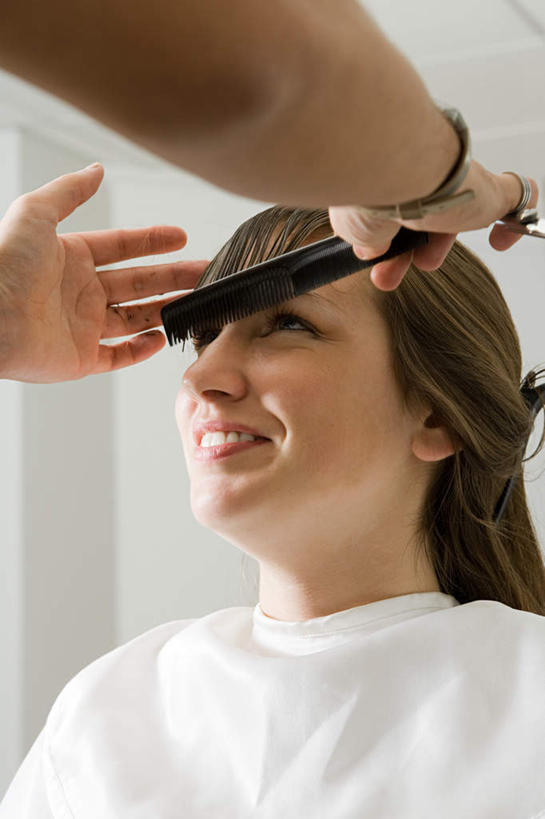 西方人,手,头发,两个人,理发师,坐,笑,微笑,露齿笑,竖图,室内,白天,正面,纺织品,欧洲,欧洲人,布,墙,棕色,织物,梳子,注视,顾客,墙壁,墙面,剃头,日用品,观察,看,手部,观看,理发店,布匹,察看,关注,美发用品,主顾,卡其布,年轻女性,女人,女性,白种人,长发,直发,发型师,理发员,美发师,坐着,半身,彩图,理发