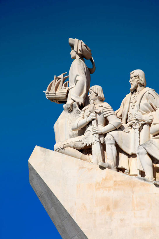 无人,竖图,室外,白天,仰视,旅游,度假,标志建筑,地标,建筑,轮船,船,雕塑,葡萄牙,欧洲,阴影,艺术,装饰,光线,雕刻,雕像,影子,纪念碑,首都,娱乐,建设,里斯本,蓝色,蓝天,天空,阳光,工艺品,交通工具,天,享受,休闲,旅游胜地,放松,晴朗,纪念,美术,南欧,载具,主题,陈列,万里无云,功能,美学,葡萄牙共和国,发现者纪念碑,晴空,晴空万里,彩图,低角度拍摄