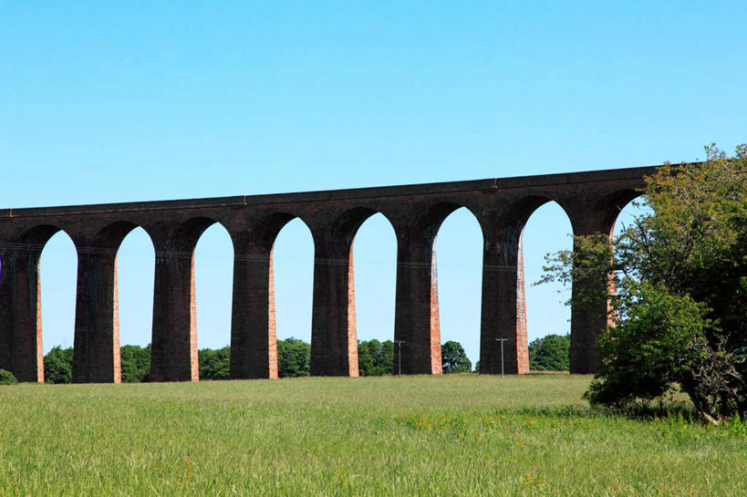 无人,横图,室外,白天,正面,旅游,度假,草地,草坪,石头,美景,植物,英国,欧洲,一排,许多,阴影,整齐,光线,石子,影子,景观,拱门,娱乐,石桥,苏格兰,拱桥,草,树,树木,排列,蓝色,绿色,蓝天,天空,阳光,自然,天,享受,休闲,景色,放松,拱形,生长,晴朗,成长,人行桥,石拱桥,西欧,队列,自然风光,大不列颠,大不列颠及北爱尔兰联合王国,万里无云,苏格兰高地,首府,大不列颠联合王国,日不落英帝国,苏格兰王国,因弗内斯,石块,晴空,晴空万里,彩图