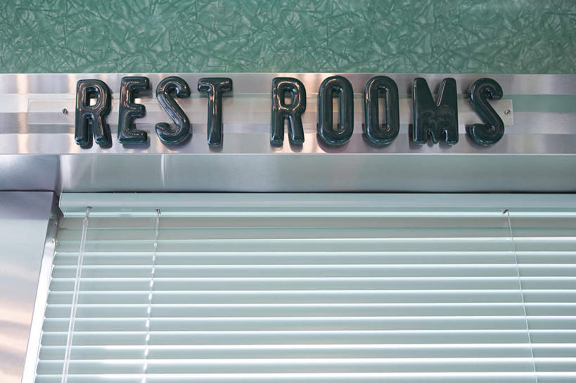 无人,横图,室内,特写,白天,正面,卫生间,洗手间,静物,阴影,反射,英文,标志,文字,影子,字符,字母,标识,英文字母,厕所,彩图