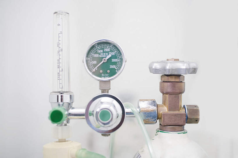 无人,医院,横图,室内,特写,白天,正面,静物,阴影,朦胧,模糊,反射,标志,数字,文字,影子,字符,指针,标识,氧气瓶,阿拉伯数字,医疗,医疗设备,氧气面罩,医疗器械,仪表盘,医疗机构,彩图,病院,诊所