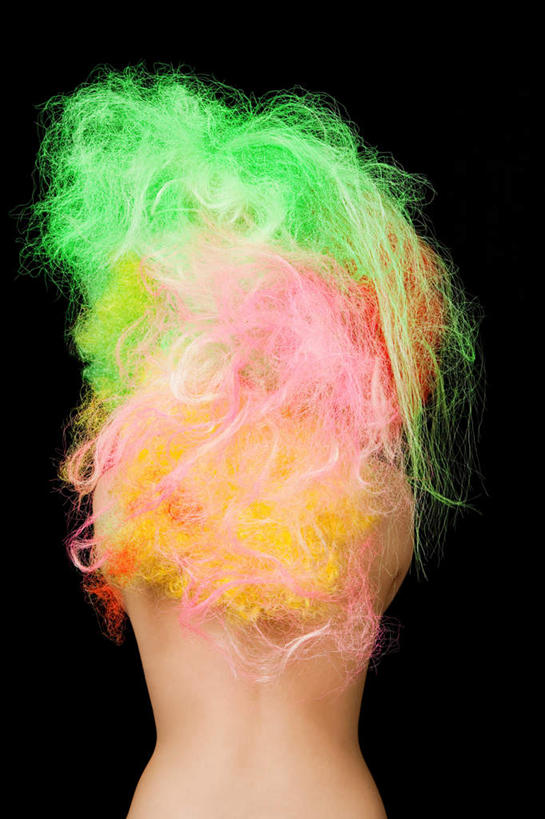 西方人,头发,一个人,模特,站,竖图,彩色,室内,特写,白天,欧洲,欧洲人,仅一个年轻女性,仅一个女性,仅一个人,黑色背景,假发,背面,站着,摄影,影棚,年轻女性,女人,女性,白种人,模特儿,站立,半身,彩图,影棚拍摄,拍摄