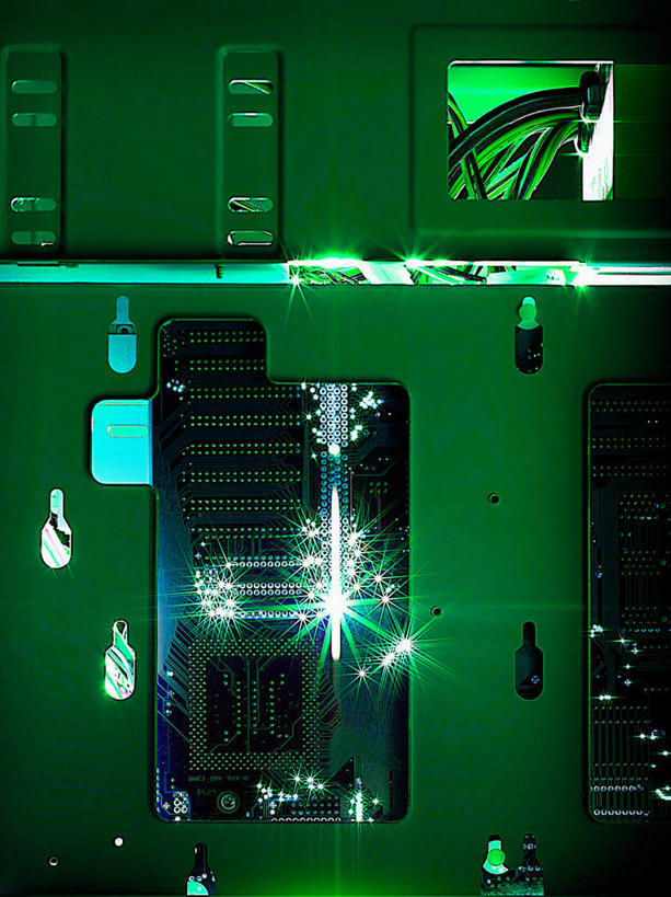 无人,竖图,俯视,室内,特写,白天,静物,阴影,光线,电路板,影子,灯光,绿色,庞大,复杂,繁杂,彩图,高角度拍摄