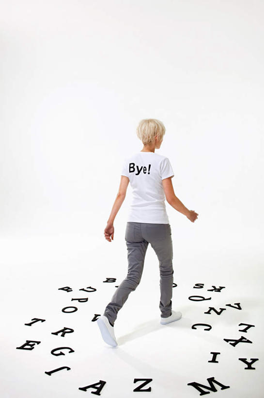 西方人,一个人,竖图,室内,白天,白色背景,欧洲,欧洲人,仅一个年轻女性,仅一个女性,仅一个人,许多,服装,英文,标志,文字,字符,字母,休闲装,标识,排列,背面,衣服,黑色,休闲,休闲服,摄影,服饰,影棚,英文字母,寻找,寻觅,摆列,探求,年轻女性,女人,女性,白种人,彩图,全身,影棚拍摄,拍摄,布列,分列