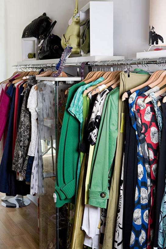 无人,商店,竖图,室内,白天,正面,购物,消费,超市,一排,吊挂,悬挂,服装,整齐,木制,挂,排列,衣服,夹子,木制品,金融,百货,服饰,衣着,服装店,穿着,队列,选购,贸易,百货公司,衣夹,服饰店,血拼,衣饰,彩图,购物商场,购物中心,商业中心