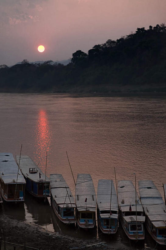 无人,竖图,室外,白天,正面,旅游,度假,河流,美景,日落,树林,水,植物,船,老挝,亚洲,一排,许多,停靠,波纹,整齐,河水,景观,水流,晚霞,霞光,落日,木船,涟漪,娱乐,树,树木,排列,绿色,倒影,水纹,自然,黄昏,交通工具,波浪,享受,休闲,景色,彩霞,放松,东南亚,生长,成长,倒映,舟,队列,停泊,自然风光,载具,水晕,老挝人民民主共和国,夕照,反照,琅勃拉邦省,夕阳,彩图,斜阳