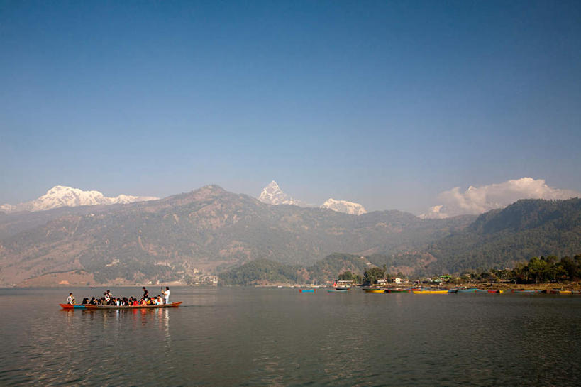 东方人,坐,横图,室外,白天,正面,旅游,度假,草地,草坪,湖,湖泊,美景,山,山脉,水,植物,船,尼泊尔,亚洲,行人,游客,游人,阴影,波纹,服装,朦胧,模糊,光线,影子,湖面,景观,山峰,水流,水面,云,云朵,木船,涟漪,山峦,许多人,云彩,注视,休闲装,黄种人,娱乐,路人,旅客,草,树,树木,衣服,蓝色,绿色,白云,倒影,蓝天,水纹,天空,阳光,自然,交通工具,波浪,湖水,群山,天,观察,看,一群人,享受,休闲,休闲服,景色,放松,服饰,生长,晴朗,成长,观看,察看,倒映,舟,关注,自然风光,载具,南亚,尼泊尔王国,水晕,反照,过客,博卡拉,博克拉,男人,男性,年轻男性,年轻女性,女人,女性,亚洲人,晴空,坐着,半身,彩图